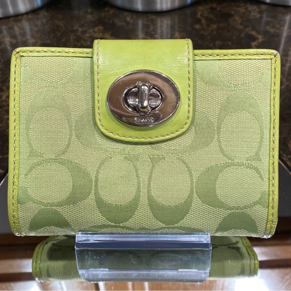 Coach Lime Green Wallet with Silver Turnlock, EUC Like new - Picture 1 of 9